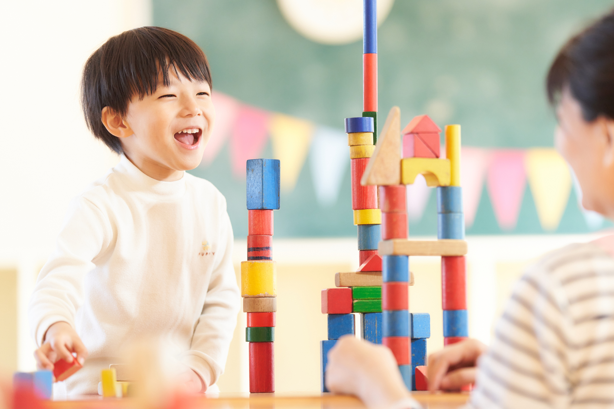 おもちゃで遊ぶ子ども